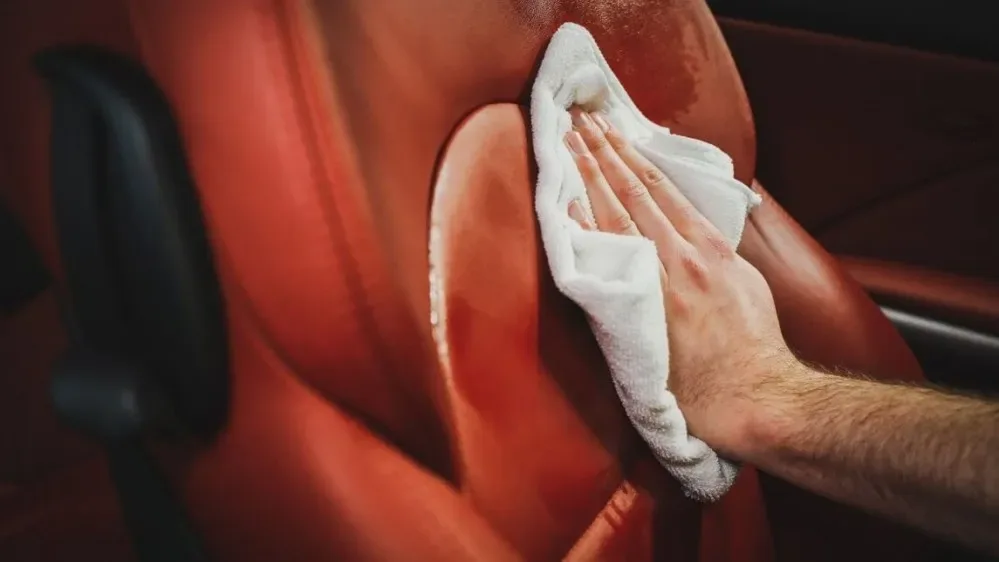 Čistič kožených sedaček a čalounění v autě Auto Finesse Hide 500 ml — detail produktu 5