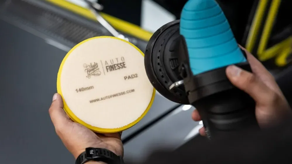 Středně tvrdý leštící kotouč 125 mm Auto Finesse Revitalise - 2. krok — detail produktu 2